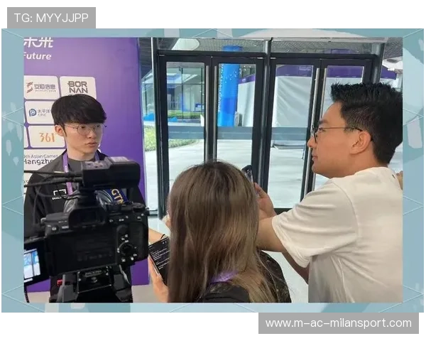 体育新闻中心记者连线现场，体育专栏记者